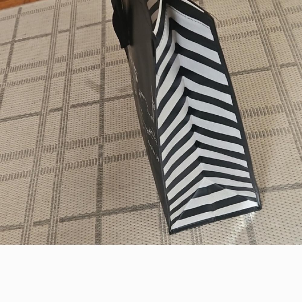 Saks Fifth Avenue Black Cityscape Reuseable Tote. - Picture 4 of 5